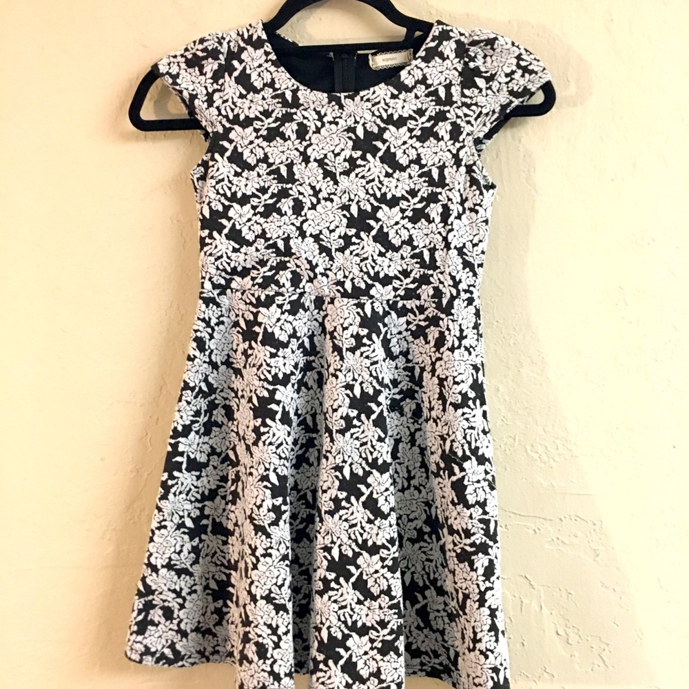 Girls Soprano Stretch Dress Size Medium Fit & Flare Black White